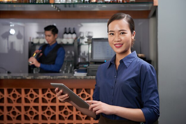 Joyeux propriétaire de bar