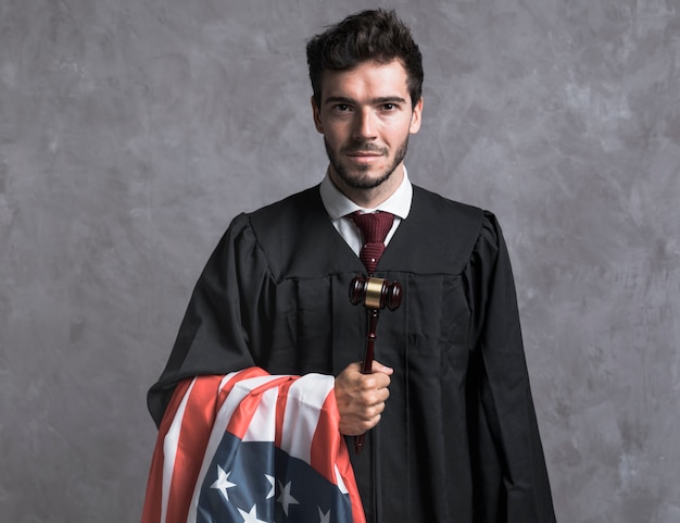 Photo gratuite juge vue de face avec drapeau américain et marteau