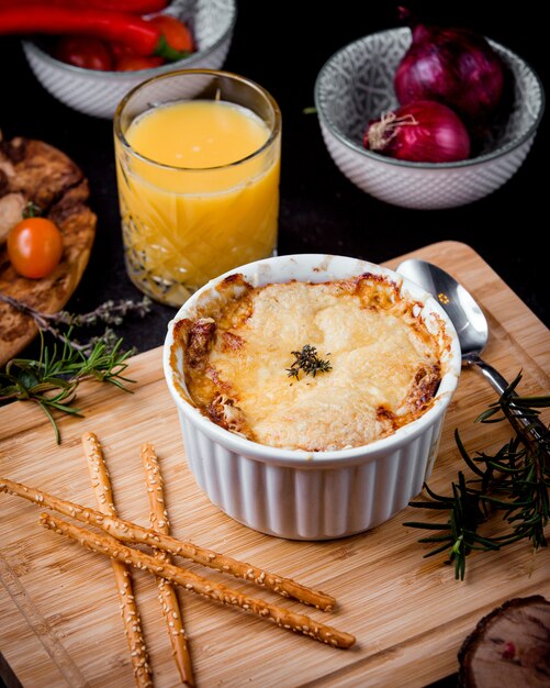 Photo gratuite julienne de fromage à la crème garnie de fromage à la crème