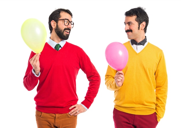 Photo gratuite jumeaux avec des ballons