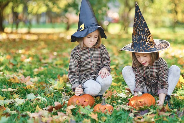 Jumeaux en costume de sorcière pendant la période d'Halloween