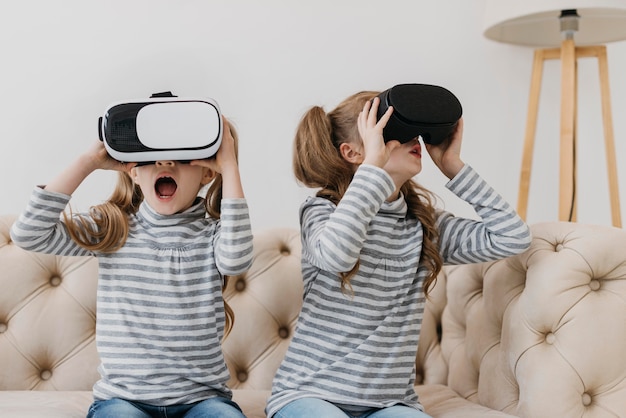 Photo gratuite jumeaux utilisant la vue avant du casque de réalité virtuelle