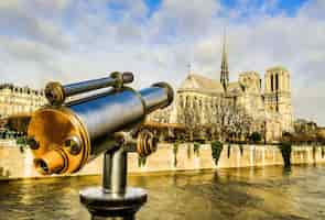 Photo gratuite jumelles à la recherche sur un immeuble à paris, france