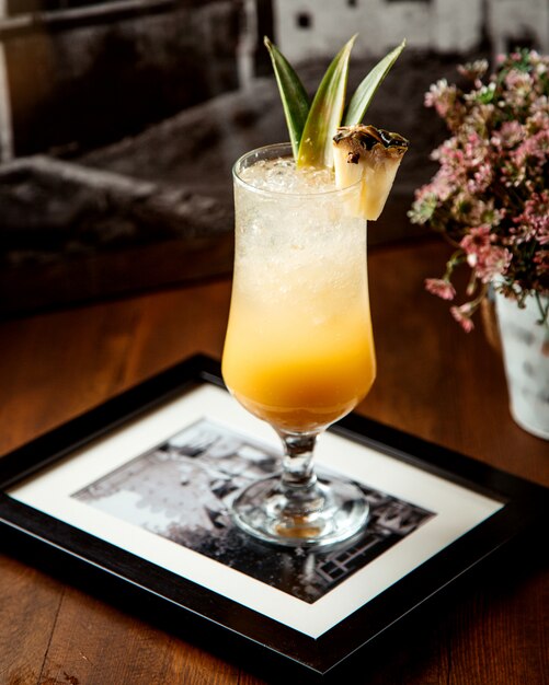 Jus d'ananas avec beaucoup de glace pilée