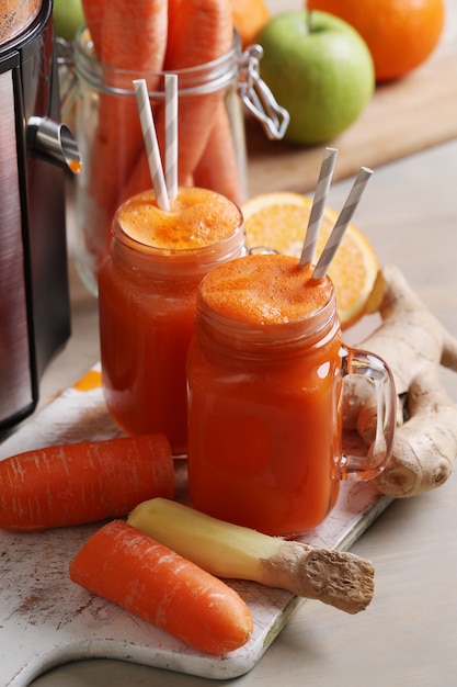 Photo gratuite jus de carotte frais