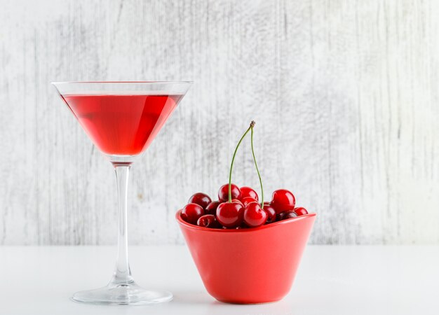 Jus de cerise aux cerises dans un verre blanc