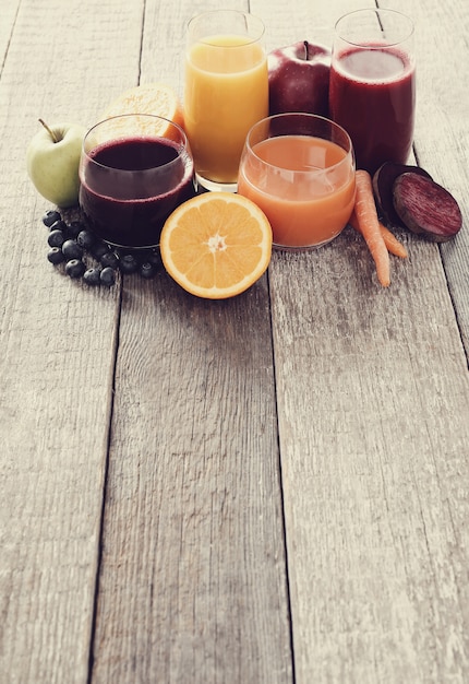 Photo gratuite jus de fruits frais et fruits