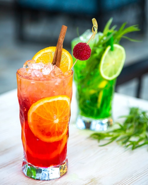 Photo gratuite jus de fruits avec glace pilée, tranches de fruits et cannelle