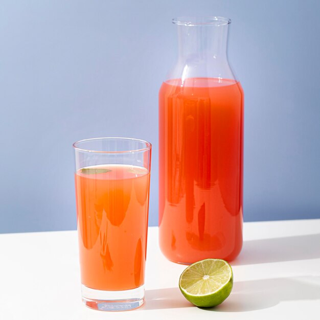 Jus de fruits savoureux avec un demi citron vert