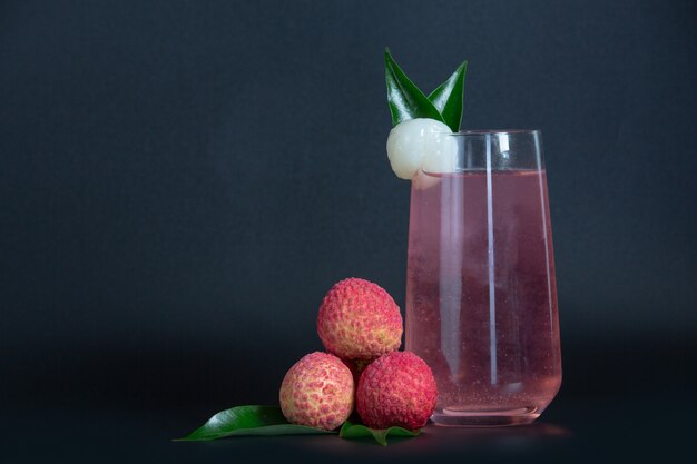 Jus de litchi et fruit de litchi.