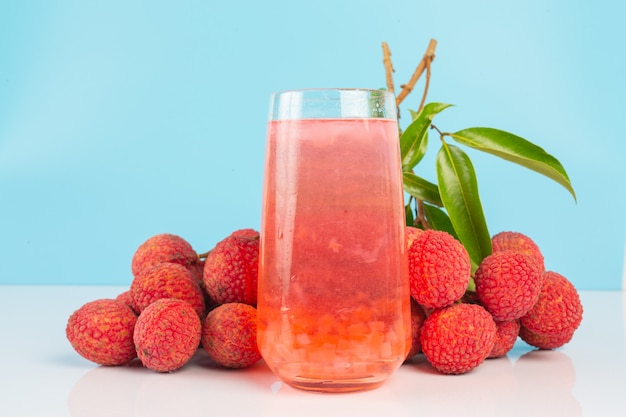 Jus de litchi et fruit de litchi.