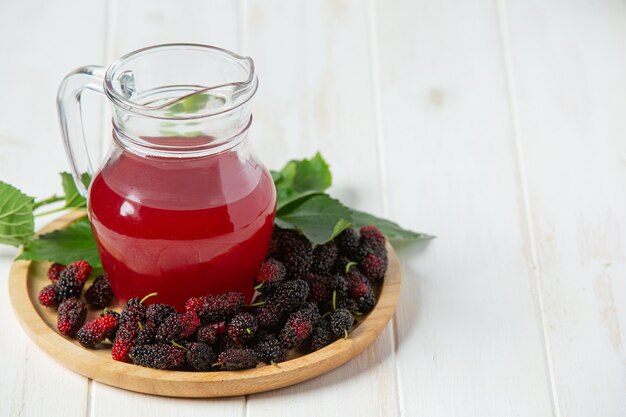 Jus de mûrier sur une surface en bois blanche