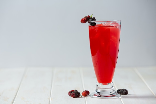 Jus de mûrier sur une surface en bois blanche