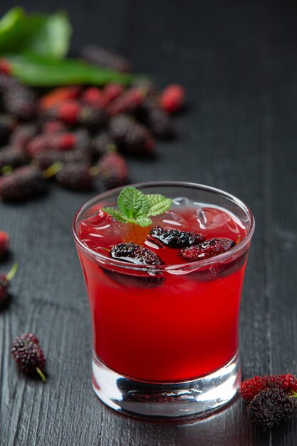 Jus de mûrier sur une surface en bois sombre