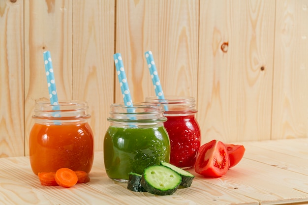 Photo gratuite jus nutritifs avec des pailles