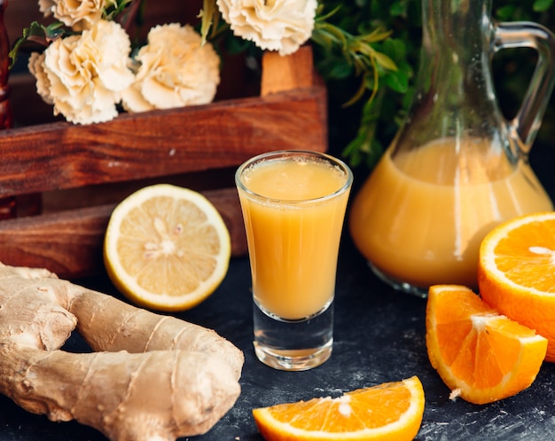 Photo gratuite jus d'orange fraîchement pressé