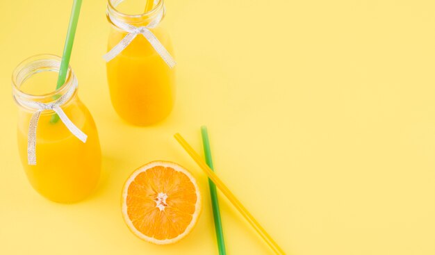 Jus d'orange frais fait maison avec des pailles