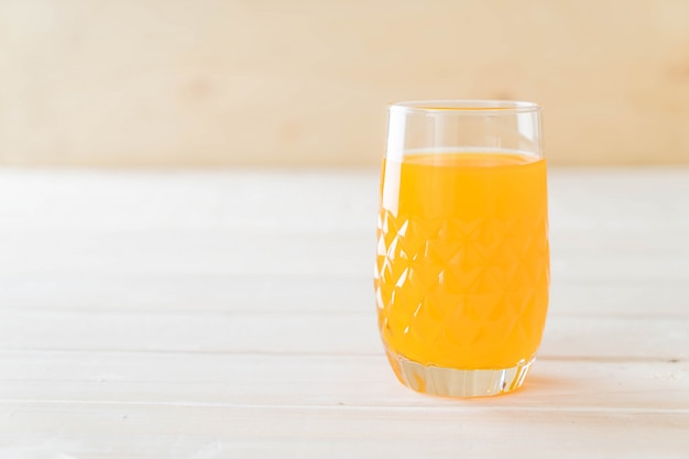 Photo gratuite jus d'orange en verre