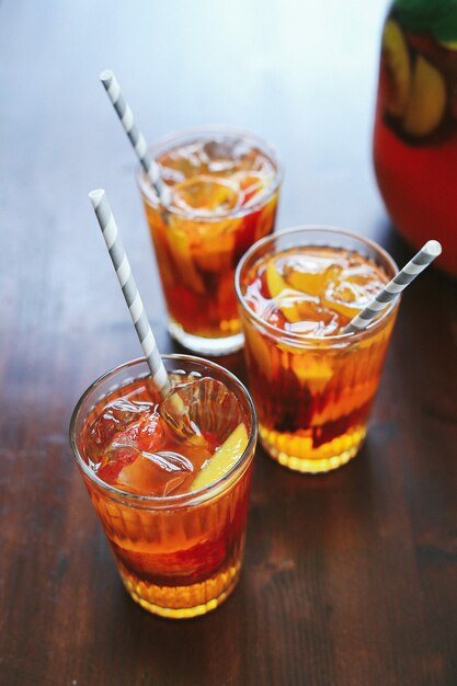 Jus de pêche dans des tasses avec des tranches de fruits à l'intérieur