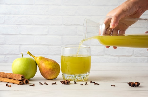 Jus de poire et de pomme avec saveur de cannelle dans une tasse en verre