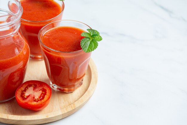 Jus de tomate frais prêt à servir
