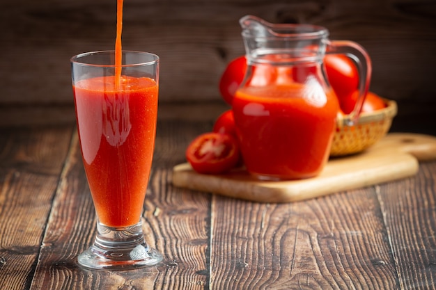 Photo gratuite jus de tomate frais prêt à servir