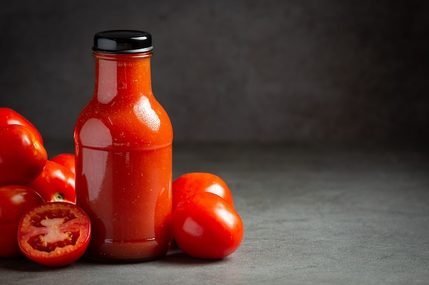 Photo gratuite jus de tomate frais prêt à servir