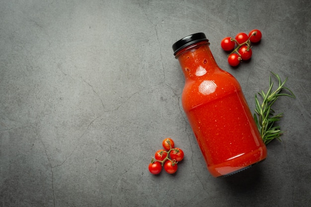 Photo gratuite jus de tomate frais prêt à servir