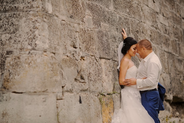 Just married contre un mur