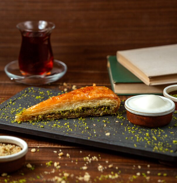 Kadaif turc avec du thé noir sur la table