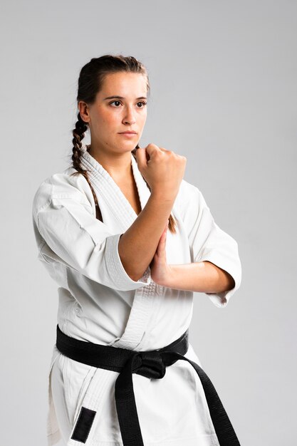 Karaté femme en action isolée sur fond blanc