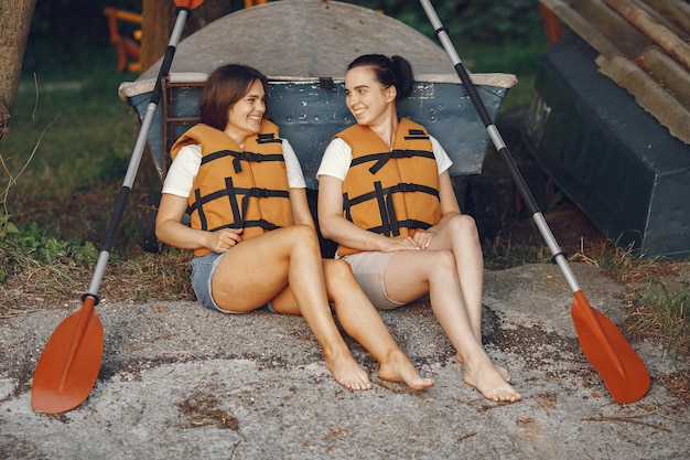 Photo gratuite kayak. une femme en kayak. les filles se préparent à rembourrer sur un lac.