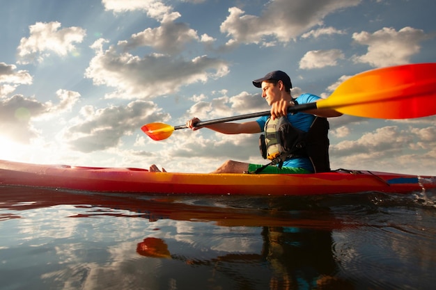 Photo gratuite kayak homme pagayant un kayak canoë-kayak