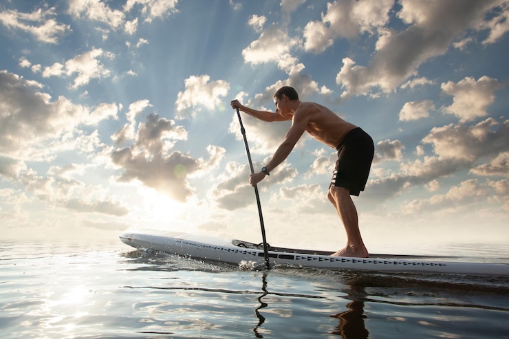 Photo gratuit kayak homme pagayant un kayak canoë-kayak