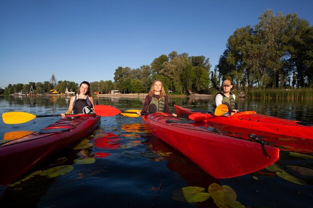 Kayak Homme pagayant un kayak Canoë-kayak