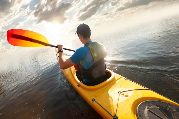 Photo gratuite kayak homme pagayant un kayak canoë-kayak