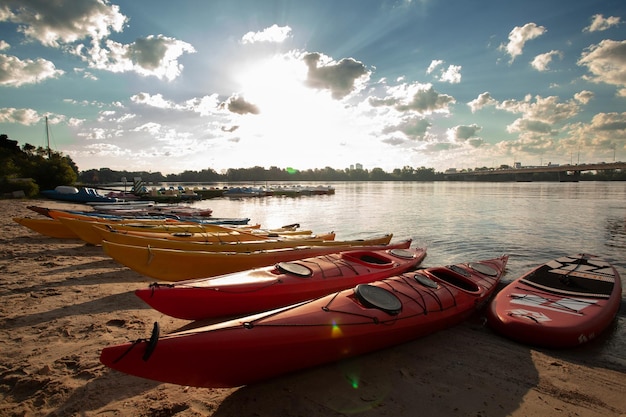 Kayak Homme pagayant un kayak Canoë-kayak