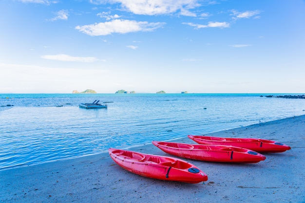 Kayak rouge sur la plage tropicale mer et océan