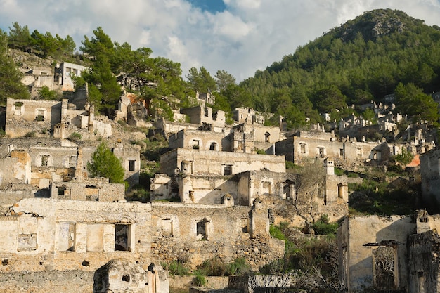 Photo gratuite kayakoy village ville fantôme abandonnée près de fethiye turquie ruines de maisons en pierre site de l'ancienne ville grecque de karmilissos du 18e siècle