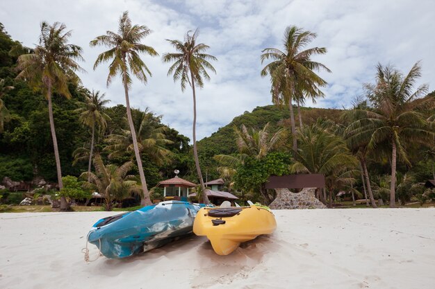 Kayaks colorés sur la plage en Thaïlande