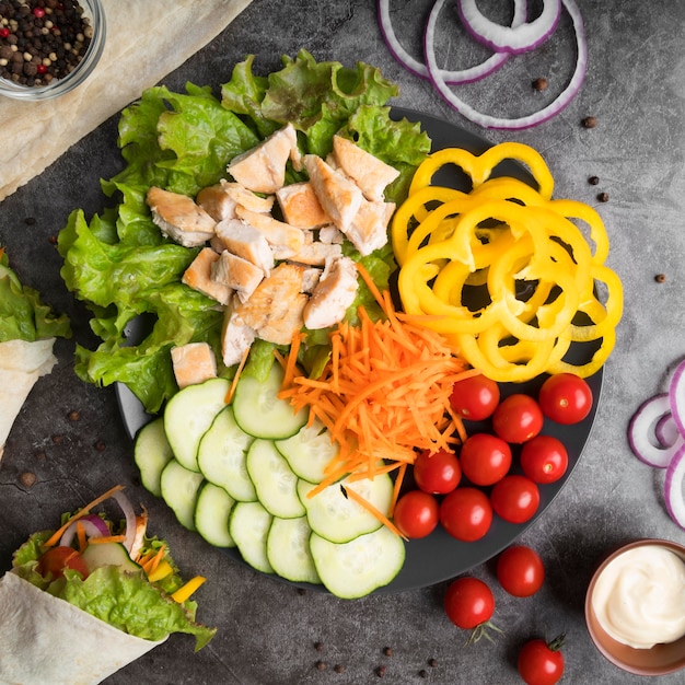 Photo gratuite kebab à l'assiette avec viande et légumes