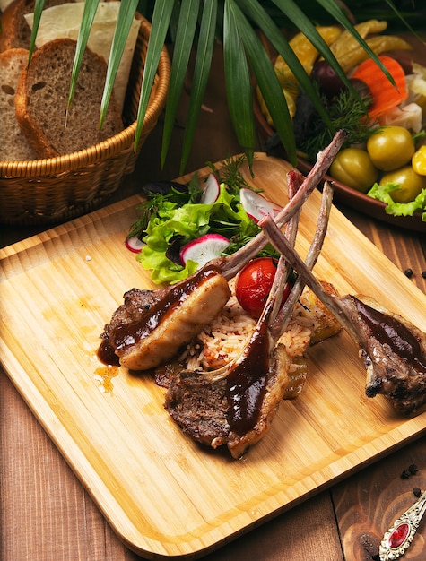 Kebab de bbq en bonne santé avec des légumes rôtis et du riz blanc