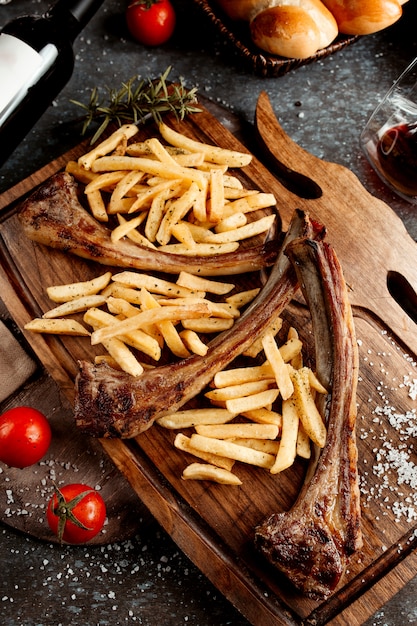 Photo gratuite kebab frais avec frites sur planche de bois