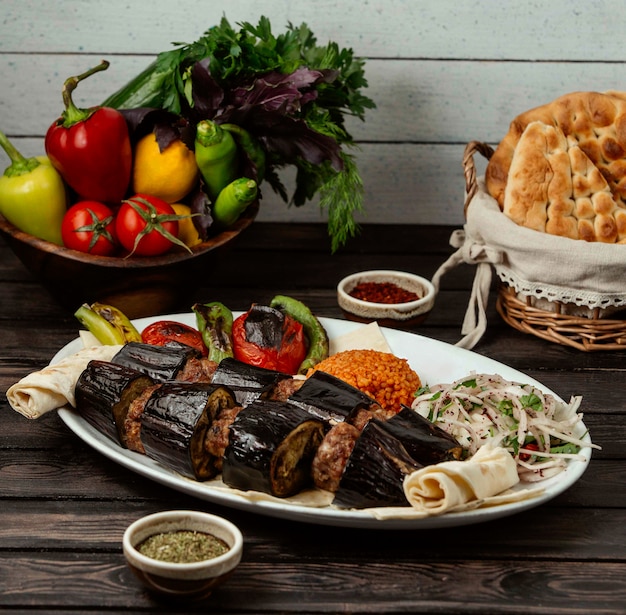 Kebab de légumes sur la table