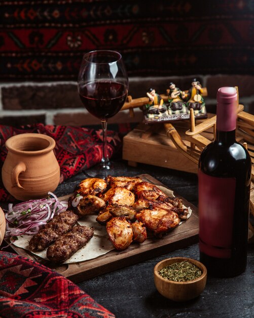Kebab mixte et bouteille de vin rouge