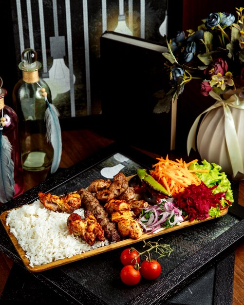 Kebab varié avec riz et légumes