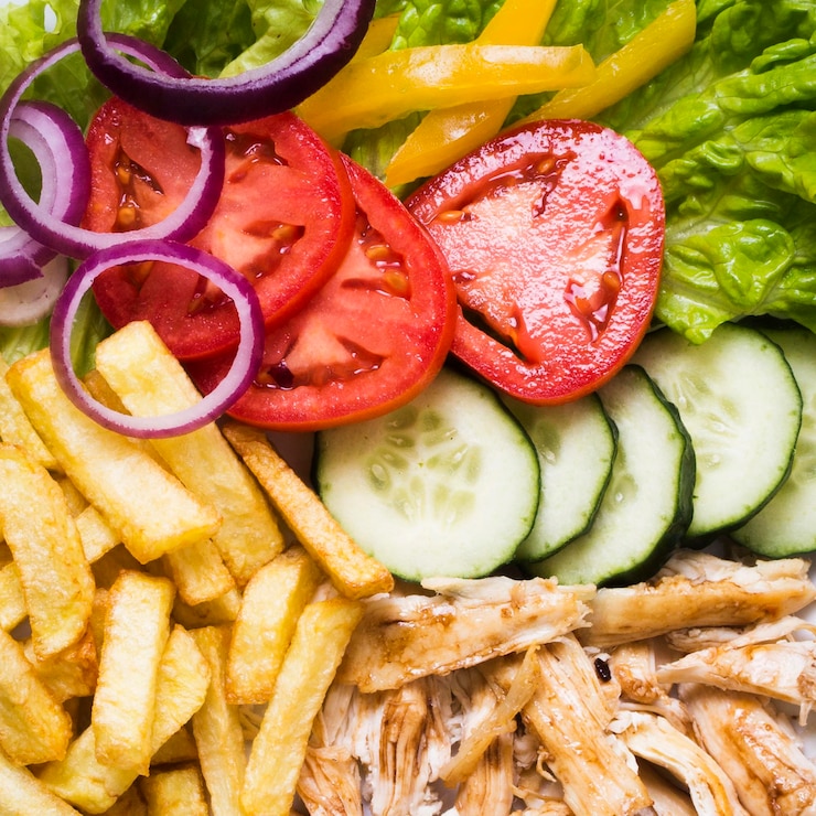 Photo gratuit kebab de viande cuite et légumes gros plan