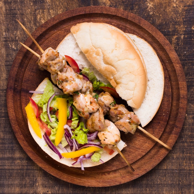 Photo gratuite kebab de viande et légumes cuit sur brochettes avec pita