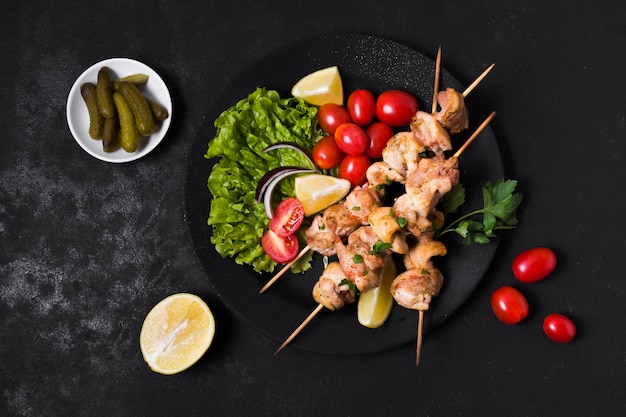 Kebab de viande et légumes cuits et cornichons