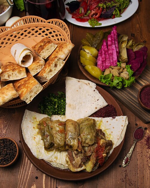 Kelem dolmasi, feuilles de chou farcies de viande et de riz, avec ragoût de boeuf aux légumes au lavash.